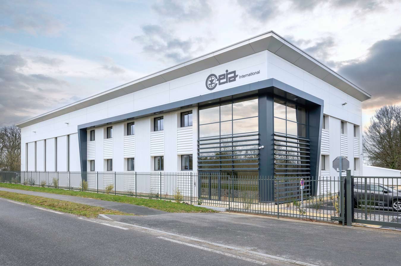 BUREAUX ET ATELIERS, Construction pour une entreprise italienne